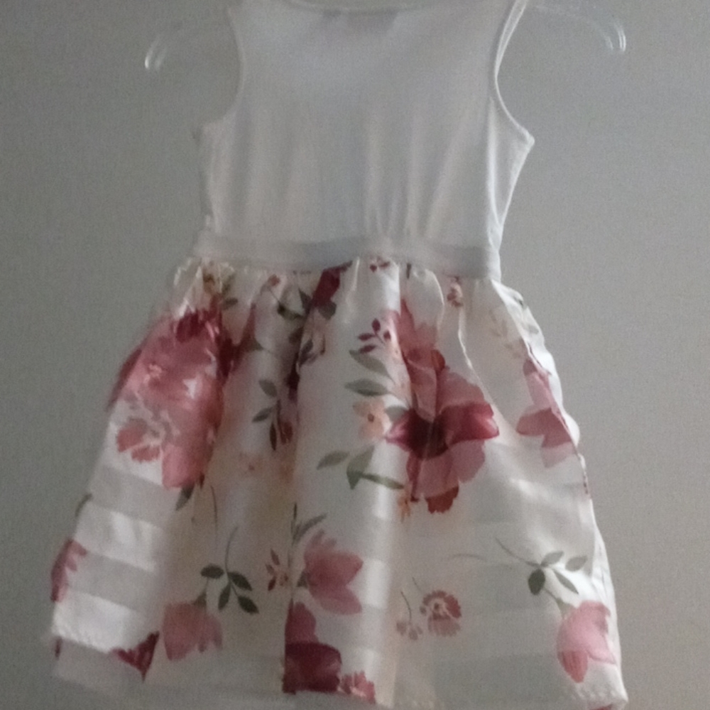 Pretty little girls dress - Picture 3 of 3